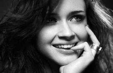 Alexis Bledel Signs on to Model for IMG